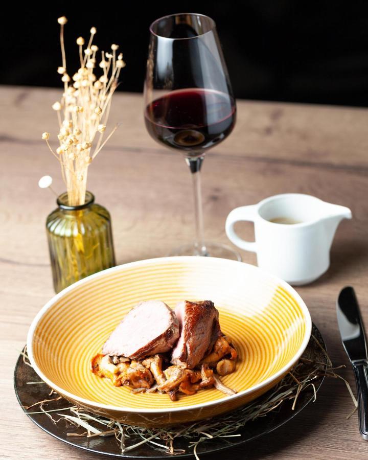 Le Boeuf Couronne - Hotel & Restaurant Chartres- Logis Hotels Zewnętrze zdjęcie